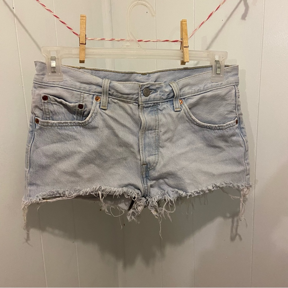 🔥Woman’s Levi’s 501🔥 Distressed Shorts F